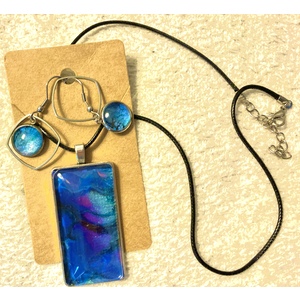 Rectangle necklace with earrings made from acrylic paint skins. by Sue Alexander
