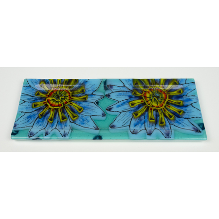 Medium 1136b close blue water lily tray