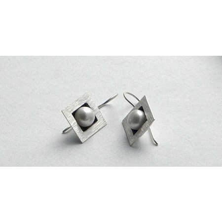 Medium 133 square pearl earrings  110
