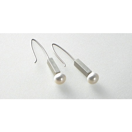 Medium 528 pearl earring  130